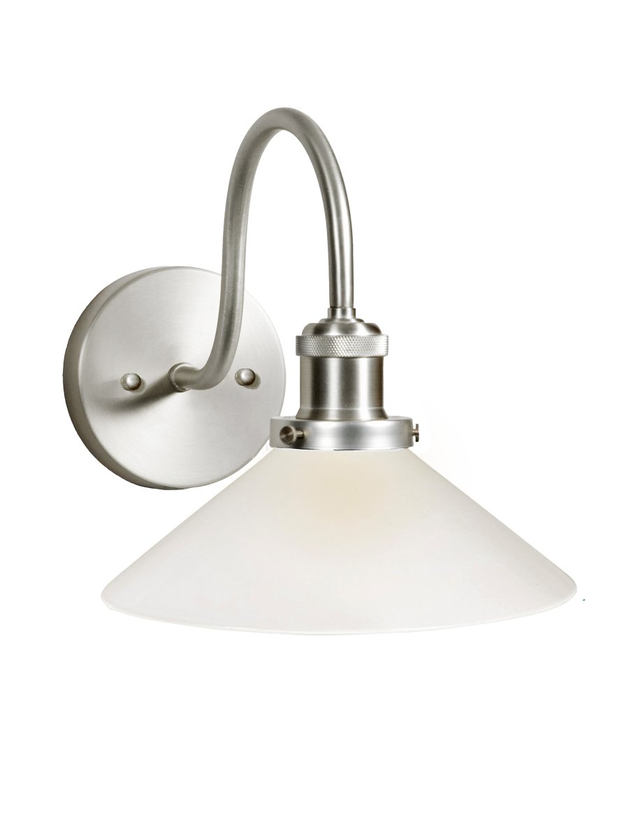 August 38cm Chrome/blanc lampe de salle de bain De PR Home - Con&ccedil;ue sp&eacute;cialement pour les salles de bain, cette applique de style cordonnier est dot&eacute;e d'un &eacute;l&eacute;gant abat-jour en verre de 25 cm de diam&egrave;tre qui diffuse une lumi&egrave;re douce et homog&egrave;ne.