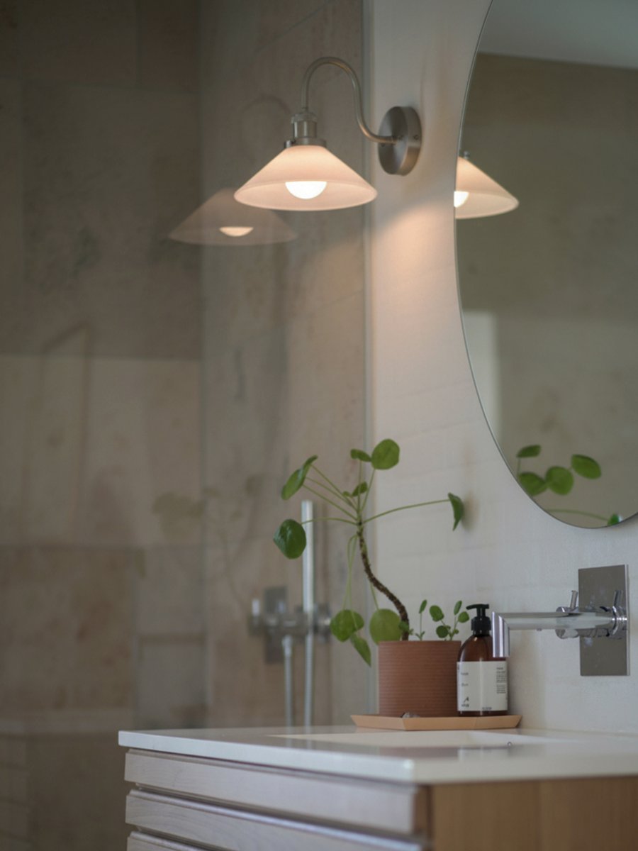August 38cm Chrome/blanc lampe de salle de bain De PR Home - Con&ccedil;ue sp&eacute;cialement pour les salles de bain, cette applique de style cordonnier est dot&eacute;e d'un &eacute;l&eacute;gant abat-jour en verre de 25 cm de diam&egrave;tre qui diffuse une lumi&egrave;re douce et homog&egrave;ne.