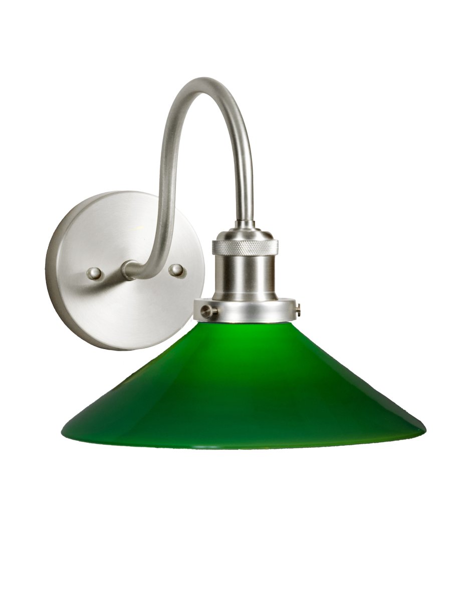 August 38cm Chrome/vert lampe de salle de bain De PR Home - Con&ccedil;ue sp&eacute;cialement pour les salles de bain, cette applique de style cordonnier est dot&eacute;e d'un &eacute;l&eacute;gant abat-jour en verre de 25 cm de diam&egrave;tre qui diffuse une lumi&egrave;re douce et homog&egrave;ne.