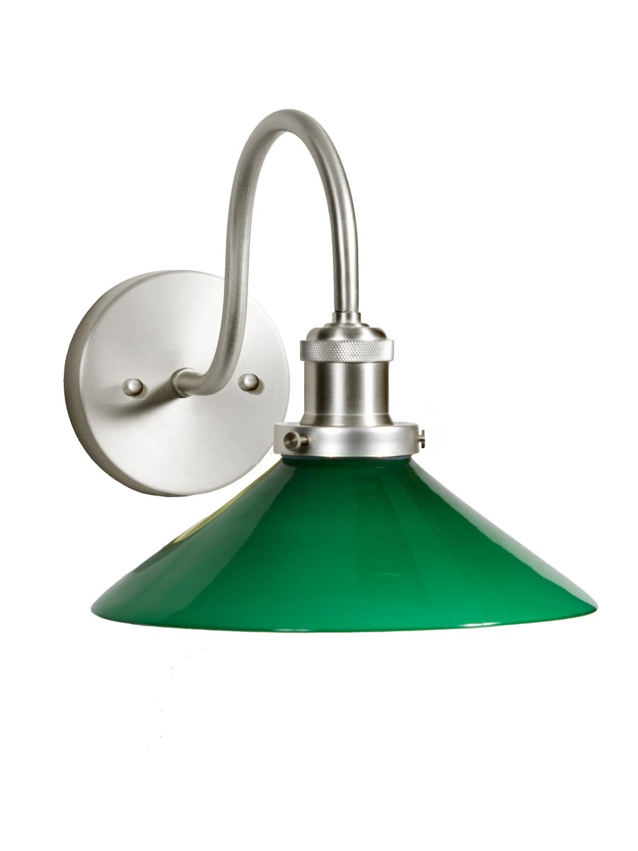 August 38cm Chrome/vert lampe de salle de bain De PR Home - Con&ccedil;ue sp&eacute;cialement pour les salles de bain, cette applique de style cordonnier est dot&eacute;e d'un &eacute;l&eacute;gant abat-jour en verre de 25 cm de diam&egrave;tre qui diffuse une lumi&egrave;re douce et homog&egrave;ne.