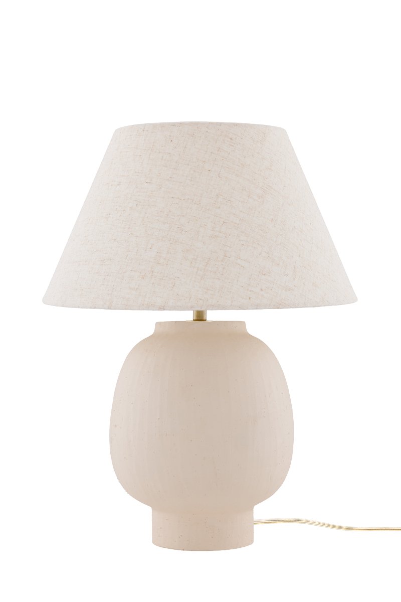 Lorenzo 46cm Beige lampe de table De Globen Lighting - Ses formes arrondies et ergonomiques, ainsi que ses dimensions g&eacute;n&eacute;reuses, font de Lorenzo un &eacute;l&eacute;ment d&eacute;coratif central, id&eacute;al pour une grande table d'appoint, une console ou un bureau.