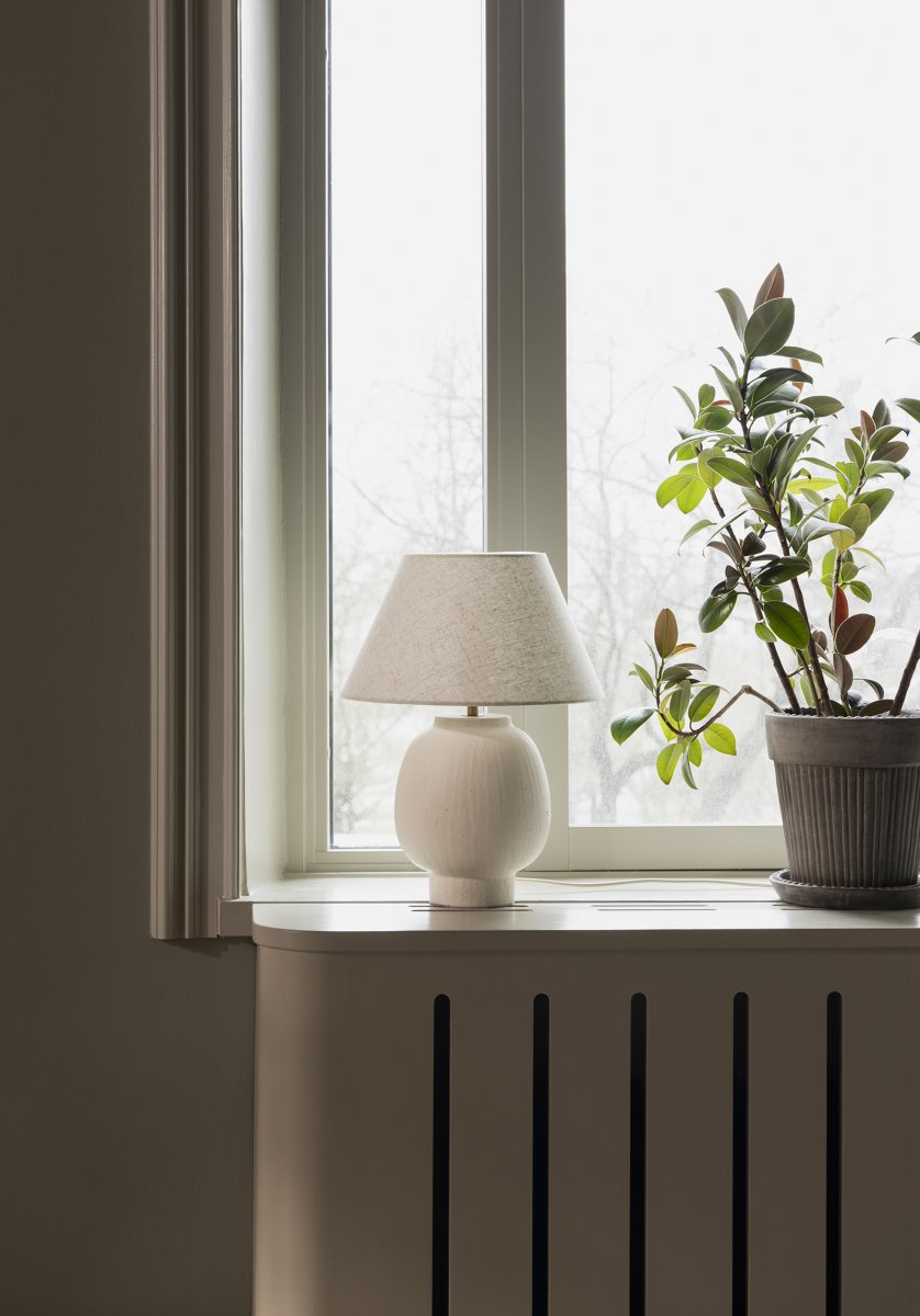 Lorenzo 46cm Beige lampe de table De Globen Lighting - Ses formes arrondies et ergonomiques, ainsi que ses dimensions g&eacute;n&eacute;reuses, font de Lorenzo un &eacute;l&eacute;ment d&eacute;coratif central, id&eacute;al pour une grande table d'appoint, une console ou un bureau.