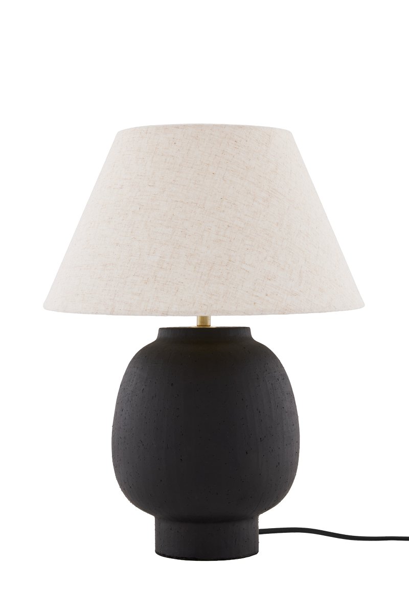 Lorenzo 46cm Noir lampe de table De Globen Lighting - Ses formes arrondies et ergonomiques, ainsi que ses dimensions généreuses, font de Lorenzo un objet décoratif qui attire tous les regards, idéal pour une grande table d'appoint, une console ou un bureau.