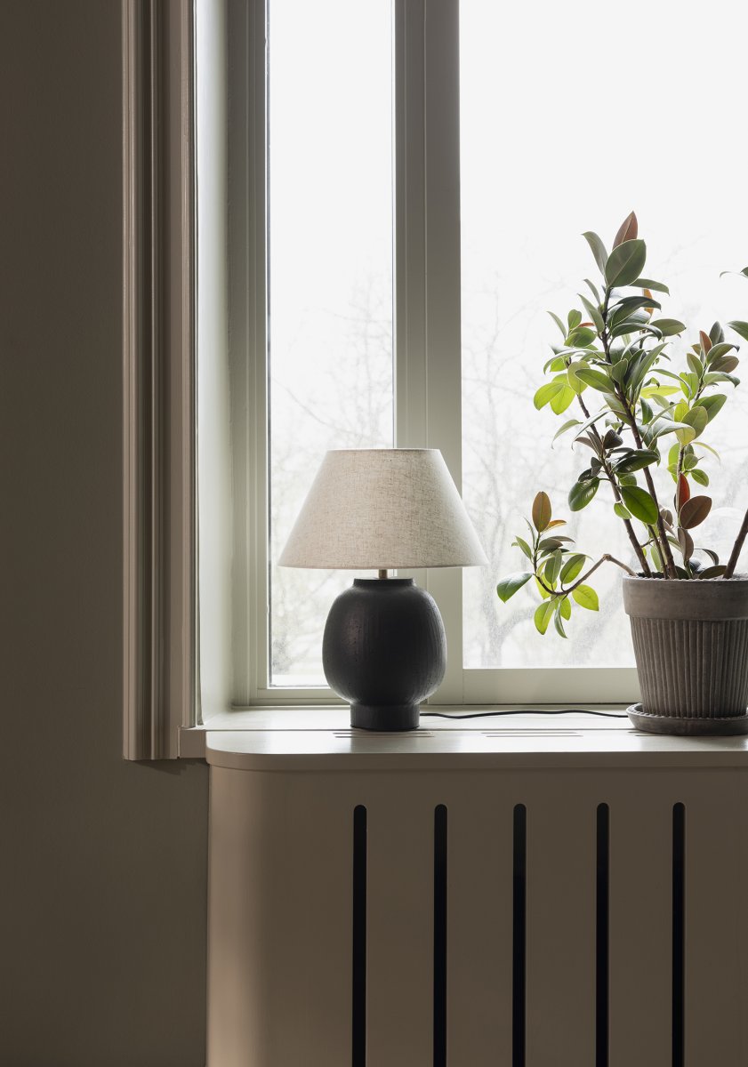Lorenzo 46cm Noir lampe de table De Globen Lighting - Ses formes arrondies et ergonomiques, ainsi que ses dimensions généreuses, font de Lorenzo un objet décoratif qui attire tous les regards, idéal pour une grande table d'appoint, une console ou un bureau.
