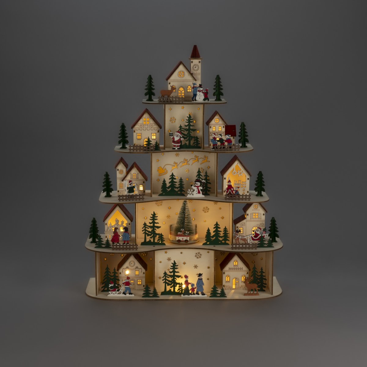 Village de Noël LED 48cm Bois De Konstsmide - Le village fonctionne avec 3 piles AA (non incluses) et dispose d'une fonction minuterie (6 heures allum&eacute;, 18 heures &eacute;teint, r&eacute;p&eacute;tition possible), ce qui le rend &agrave; la fois pratique et &eacute;conome en &eacute;nergie.