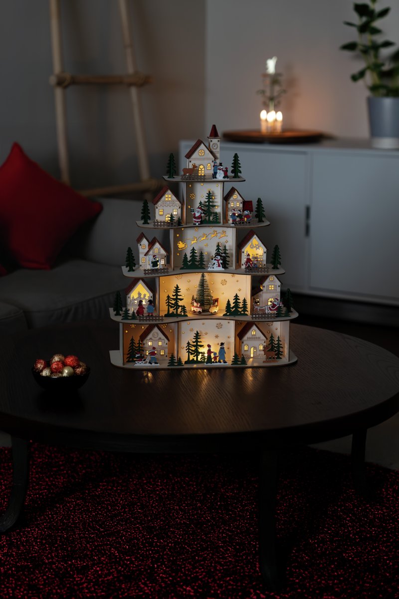 Village de Noël LED 48cm Bois De Konstsmide - Le village fonctionne avec 3 piles AA (non incluses) et dispose d'une fonction minuterie (6 heures allum&eacute;, 18 heures &eacute;teint, r&eacute;p&eacute;tition possible), ce qui le rend &agrave; la fois pratique et &eacute;conome en &eacute;nergie.