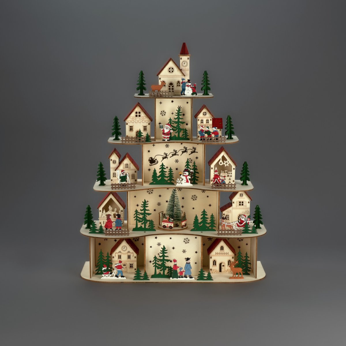Village de Noël LED 48cm Bois De Konstsmide - Le village fonctionne avec 3 piles AA (non incluses) et dispose d'une fonction minuterie (6 heures allum&eacute;, 18 heures &eacute;teint, r&eacute;p&eacute;tition possible), ce qui le rend &agrave; la fois pratique et &eacute;conome en &eacute;nergie.