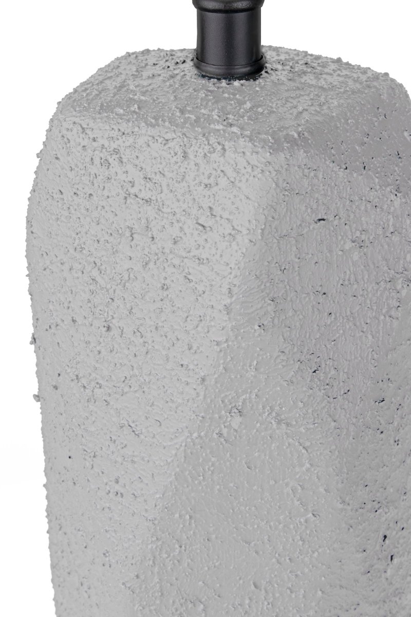 Massi 56cm Gris lampe de table De Globen Lighting - L'abat-jour en coton blanc a un diamètre inférieur de 40 cm, un diamètre supérieur de 5 cm et une hauteur de 14 cm.