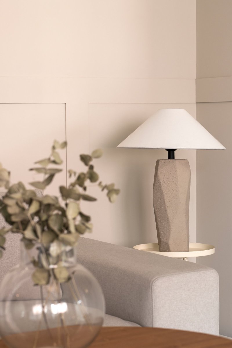 Massi 56cm Gris lampe de table De Globen Lighting - L'abat-jour en coton blanc a un diamètre inférieur de 40 cm, un diamètre supérieur de 5 cm et une hauteur de 14 cm.