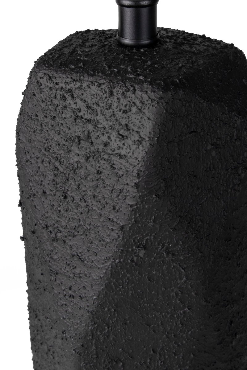 Massi 56cm Noir lampe de table De Globen Lighting - L'abat-jour en coton blanc a un diam&egrave;tre inf&eacute;rieur de 40 cm, un diam&egrave;tre sup&eacute;rieur de 5 cm et une hauteur de 14 cm.