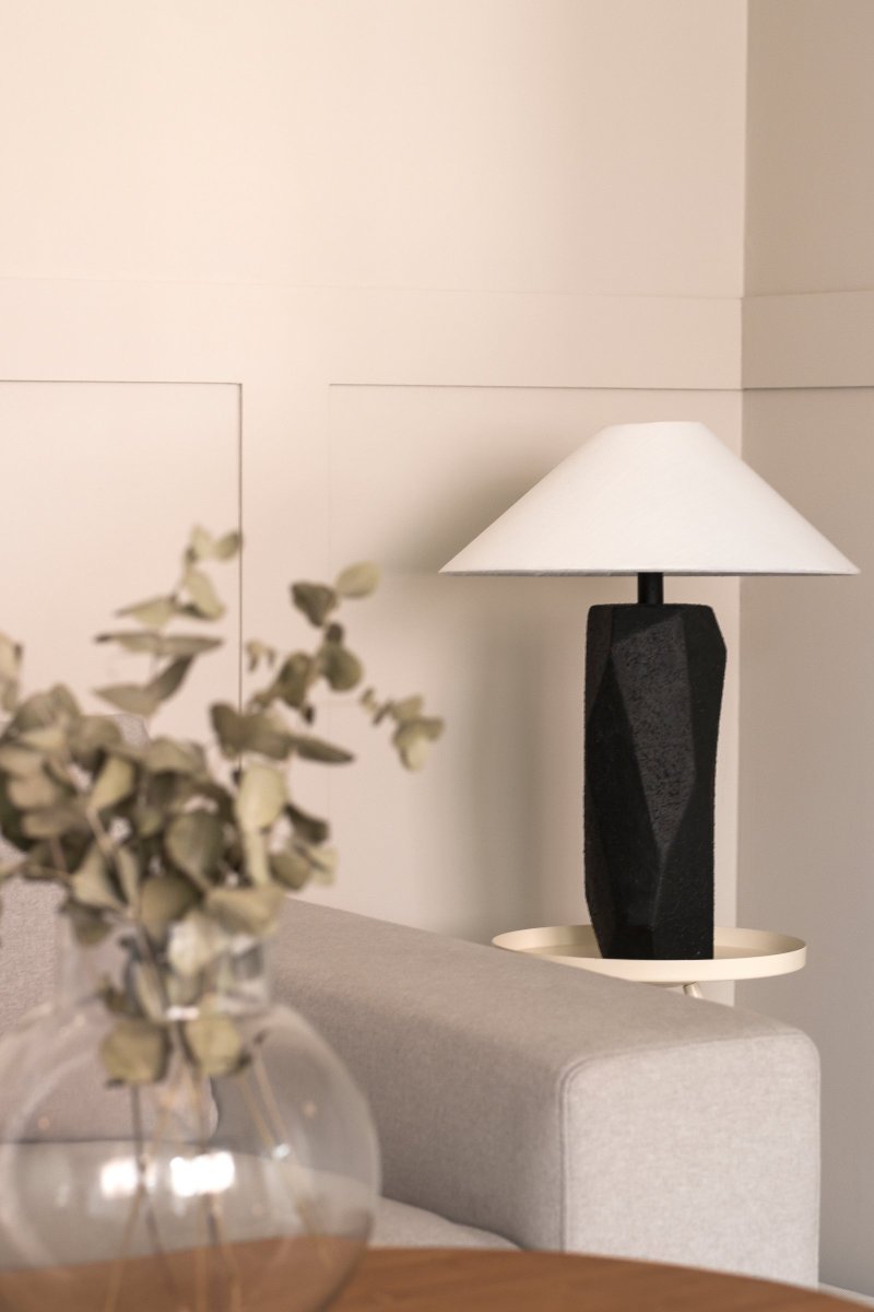Massi 56cm Noir lampe de table De Globen Lighting - L'abat-jour en coton blanc a un diam&egrave;tre inf&eacute;rieur de 40 cm, un diam&egrave;tre sup&eacute;rieur de 5 cm et une hauteur de 14 cm.