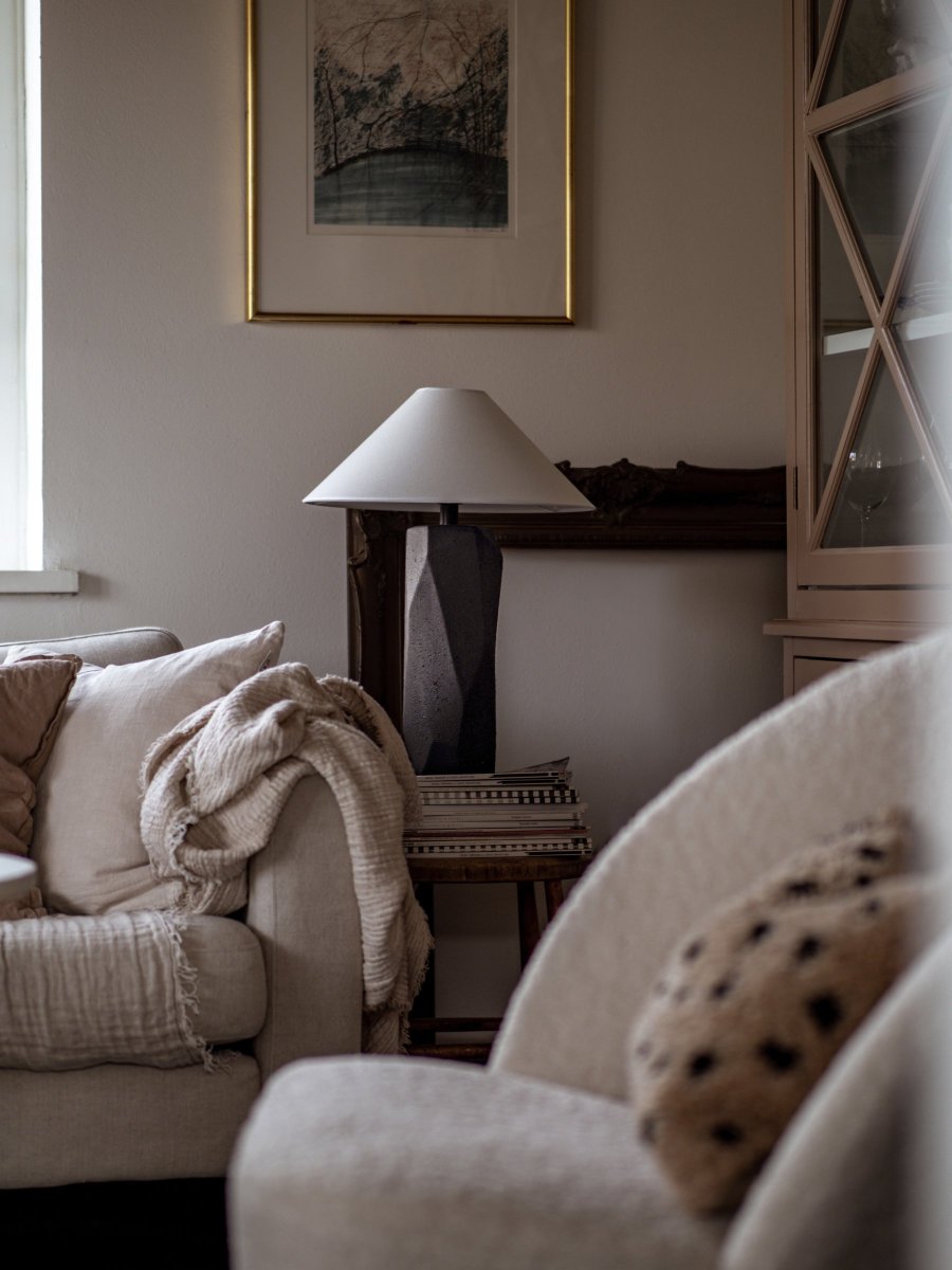 Massi 56cm Noir lampe de table De Globen Lighting - L'abat-jour en coton blanc a un diam&egrave;tre inf&eacute;rieur de 40 cm, un diam&egrave;tre sup&eacute;rieur de 5 cm et une hauteur de 14 cm.
