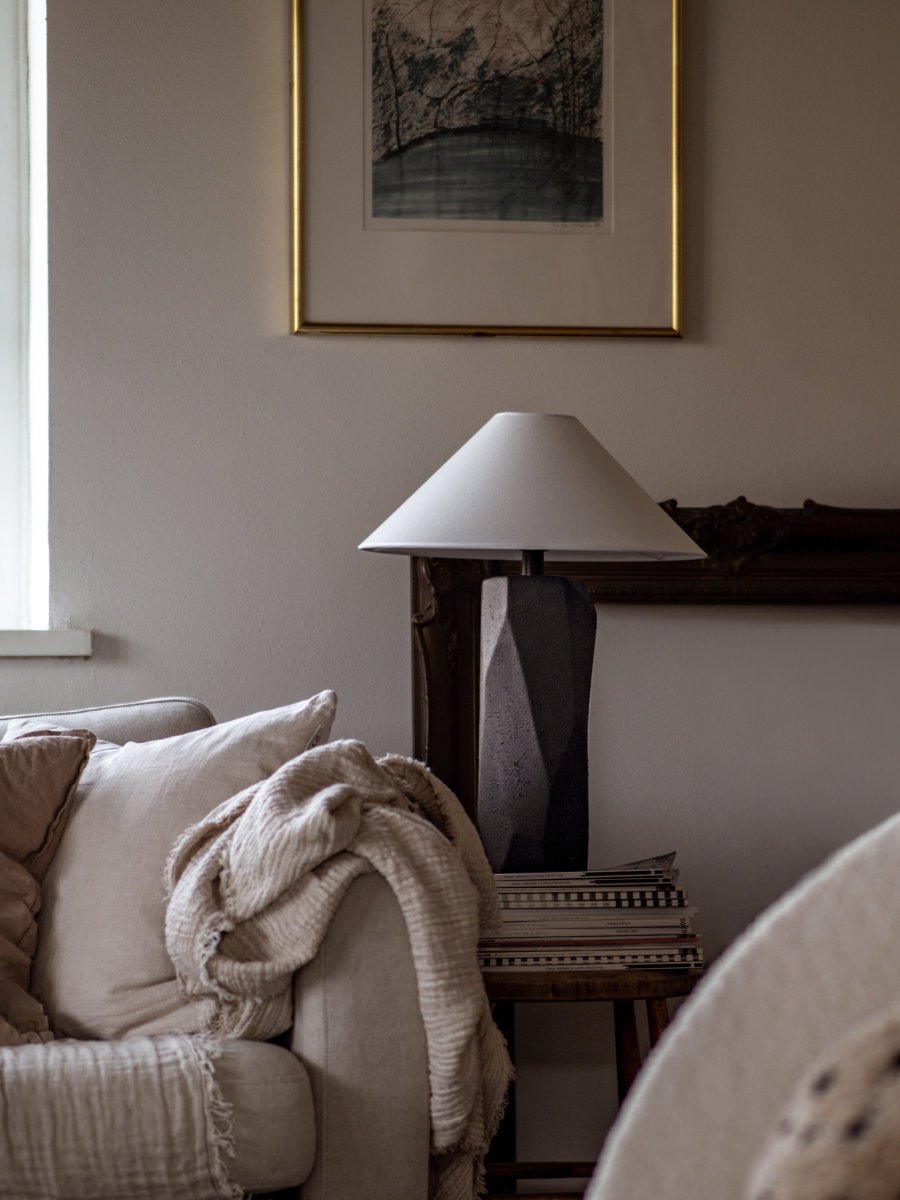 Massi 56cm Noir lampe de table De Globen Lighting - L'abat-jour en coton blanc a un diam&egrave;tre inf&eacute;rieur de 40 cm, un diam&egrave;tre sup&eacute;rieur de 5 cm et une hauteur de 14 cm.