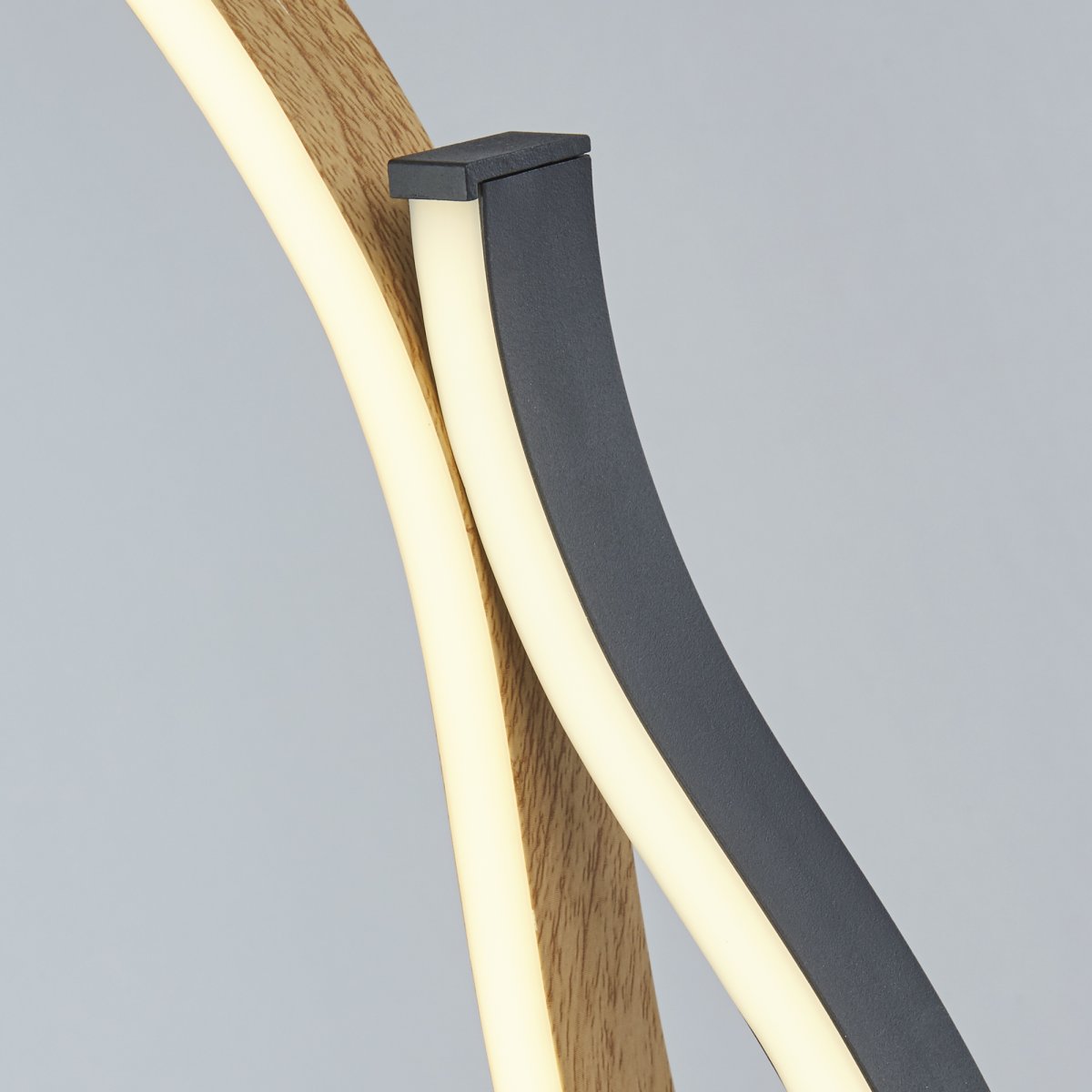 Bloom 48cm Sable noir lampe de table De Searchlight - Avec ses lumières LED intégrées, la lampe crée une lumière chaleureuse et invitante, tandis que ses lignes noires et dorées lui confèrent une touche sophistiquée.