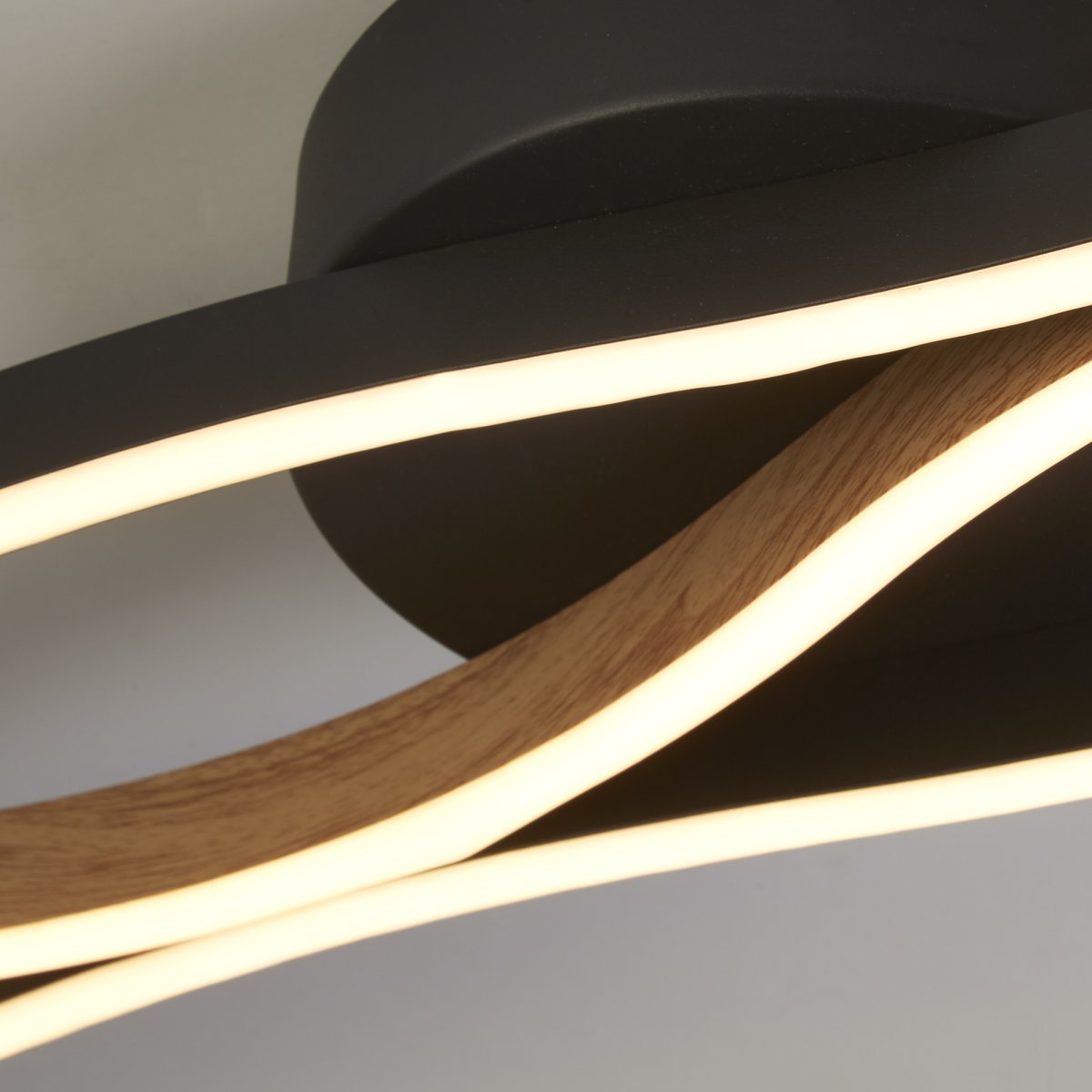 Bloom 108cm Noir plafonnier De Searchlight - Le plafonnier Bloom en métal noir et aspect bois est un détail d'intérieur élégant et fonctionnel qui met en valeur n'importe quelle pièce.