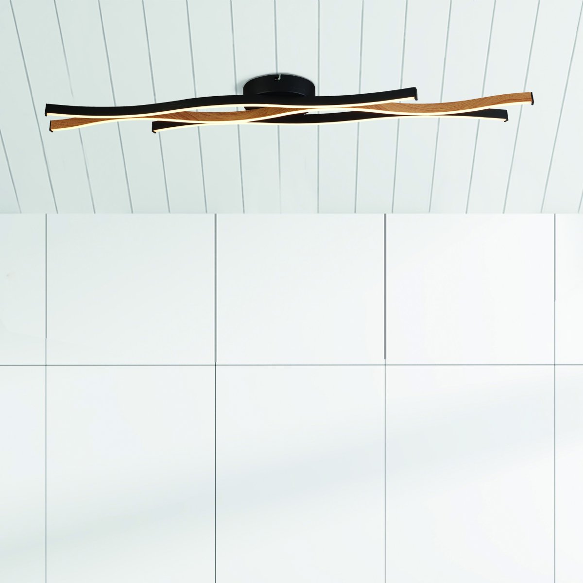 Bloom 108cm Noir plafonnier De Searchlight - Le plafonnier Bloom en métal noir et aspect bois est un détail d'intérieur élégant et fonctionnel qui met en valeur n'importe quelle pièce.
