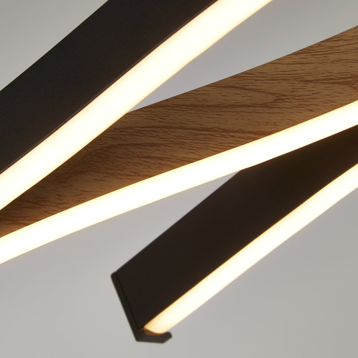 Bloom 108cm Noir suspension De Searchlight - La suspension Bloom en métal noir et aspect bois est un détail intérieur impressionnant qui allie style et fonctionnalité et met en valeur votre salon ou votre salle à manger.