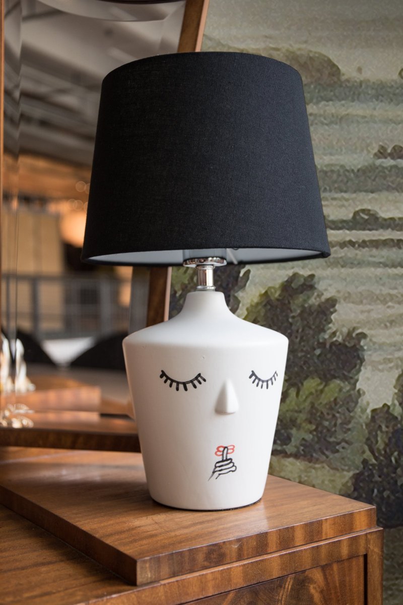 Nora 43cm Blanc lampe de table De Globen Lighting - Lampe de table en c&eacute;ramique blanche avec visages peints.