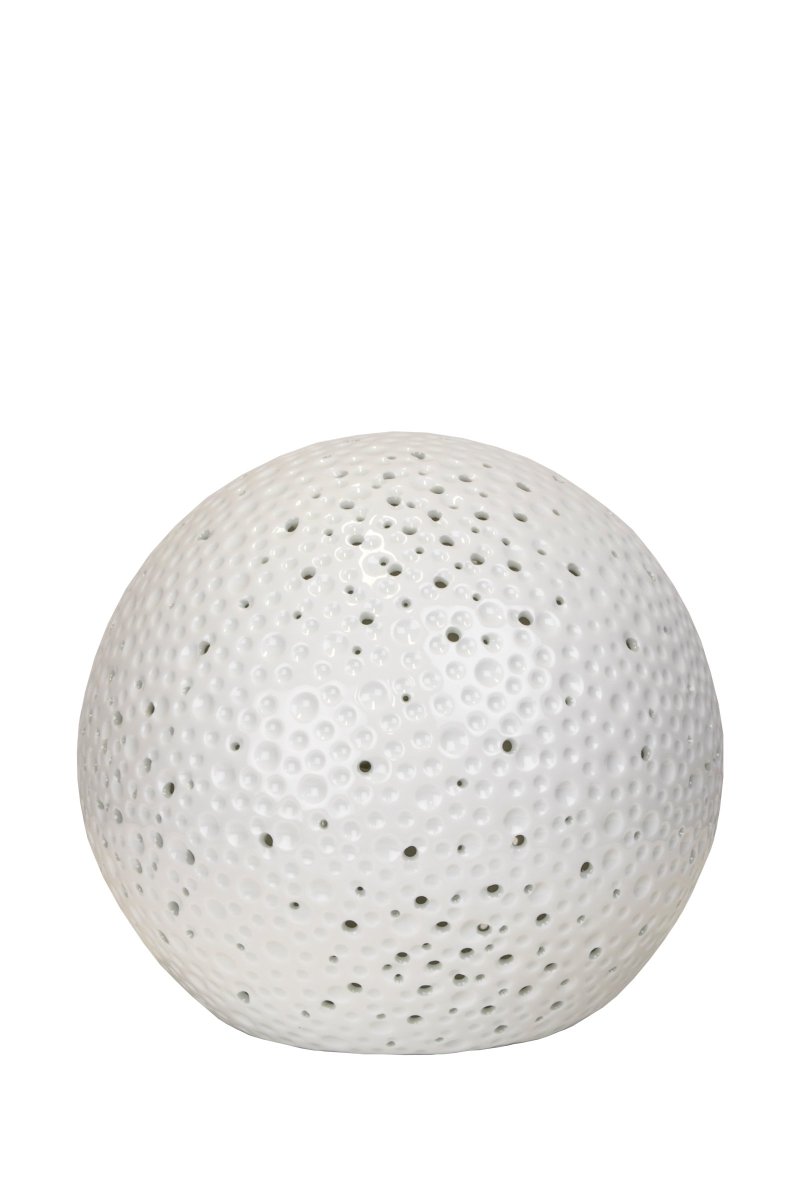 Moonlight 20cm Blanc lampe de table De Globen Lighting - La surface de cette lampe de table un peu plus moderne présente des trous perforés de différentes tailles ainsi que des cratères qui rappellent l'apparence des hommes.