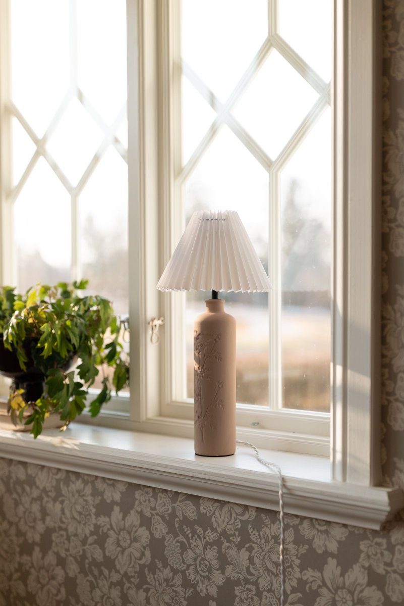 Flora 46cm Boue lampe de table De Globen Lighting - Comme joli d&eacute;tail, un motif de fleur de prunellier est press&eacute; sur un c&ocirc;t&eacute; de la base de la lampe, lui donnant une v&eacute;ritable touche d'artisanat.