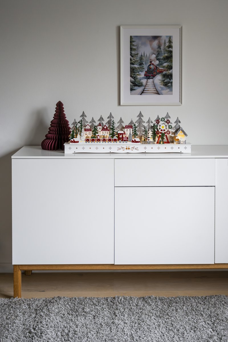 Village De Noël LED 25cm Multicolore De Konstsmide - Nous vous recommandons de le placer sur un bureau dans le couloir ou pr&egrave;s de la fen&ecirc;tre du salon.