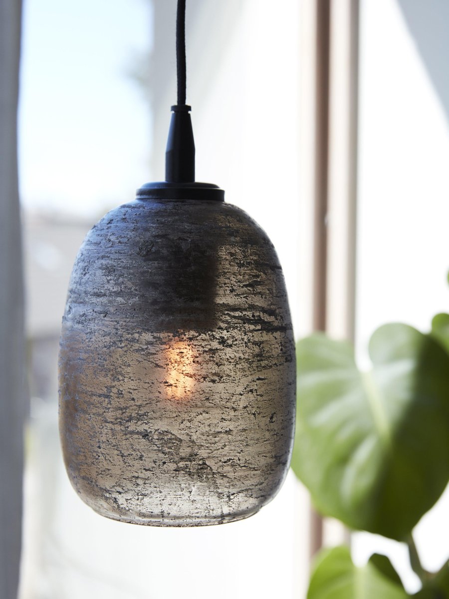 Jonna Ø12 Brun lampe de fenêtre De PR Home - Détails métalliques en noir mat et un câble textile noir de 3 mètres de long avec prise murale.