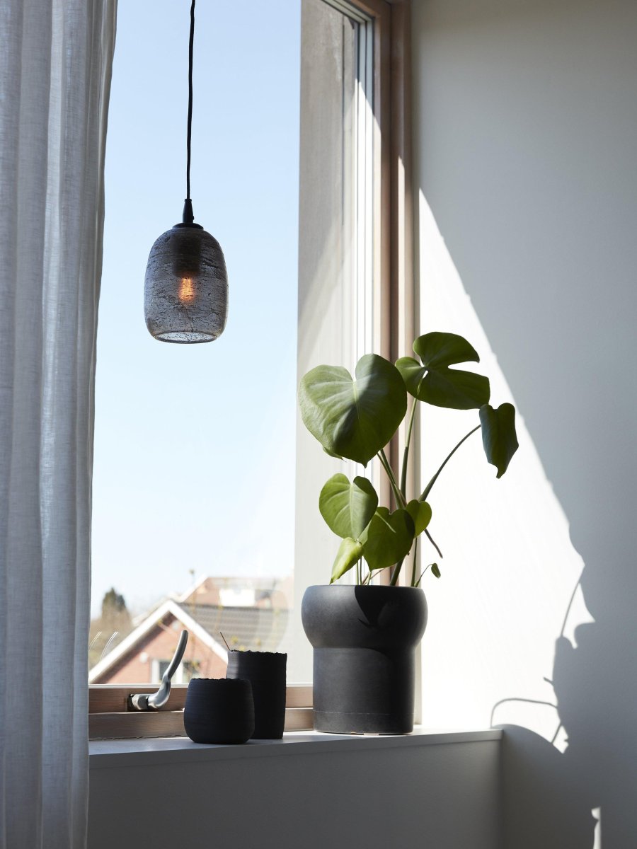 Jonna Ø12 Brun lampe de fenêtre De PR Home - Détails métalliques en noir mat et un câble textile noir de 3 mètres de long avec prise murale.