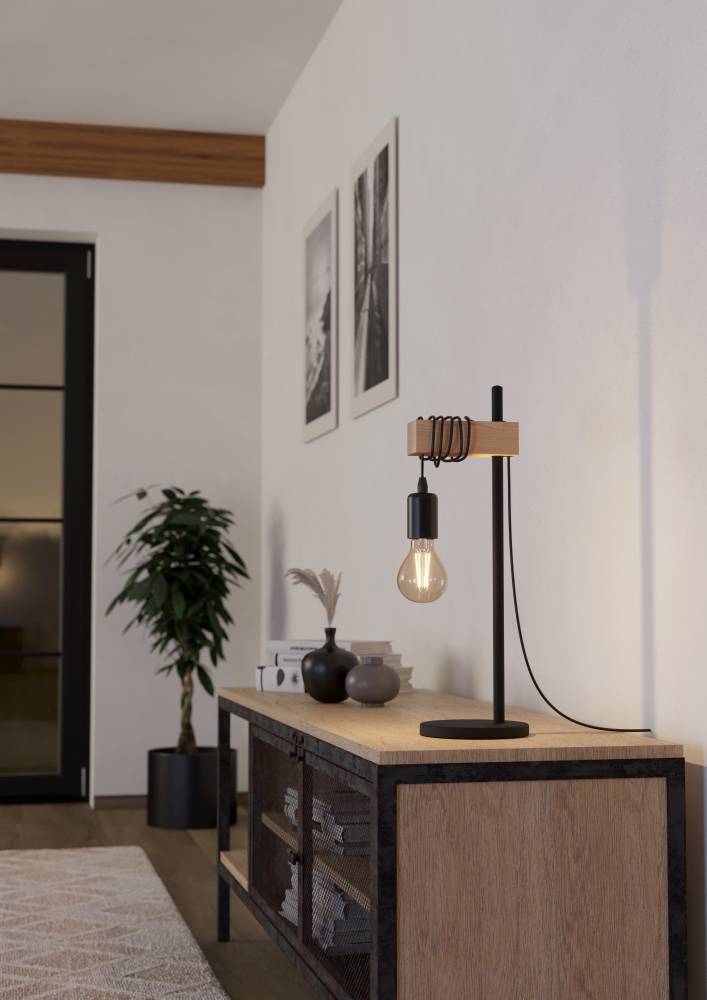 Townshend 50cm Noir lampe de table De Eglo - Le design simple mais charmant de la lampe s'intègre aussi bien dans les environnements modernes que ruraux, créant une atmosphère chaleureuse et accueillante.