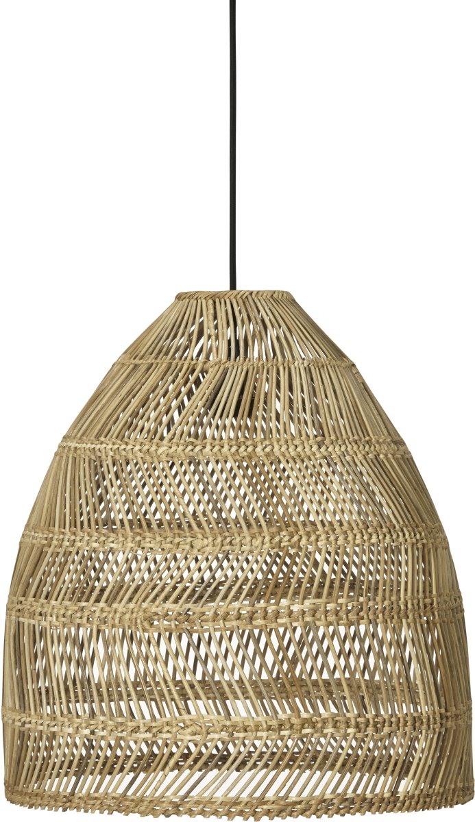 Maja Ø46 Nature suspension De PR Home - Le motif d&eacute;coratif du rotin cr&eacute;e un agr&eacute;able jeu de lumi&egrave;re dans la pi&egrave;ce lorsqu'elle est allum&eacute;e, contribuant &agrave; une ambiance chaleureuse.