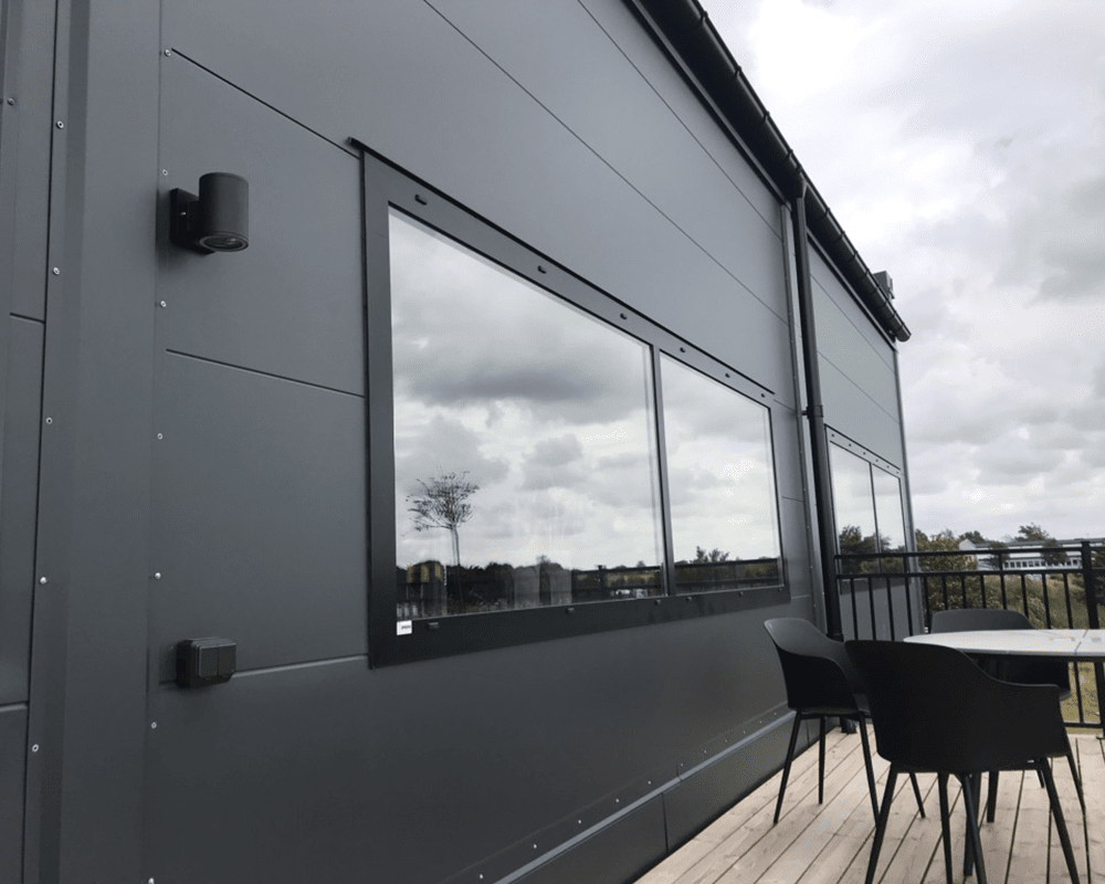 Heron I Noir lampe d’extérieur De Westal - Le luminaire est conçu pour une utilisation en extérieur, mais convient également à une utilisation en intérieur dans les espaces privés et publics.