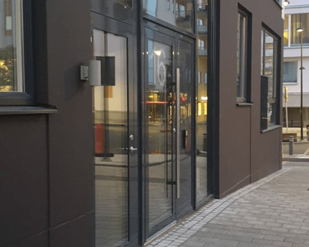 Heron II Gris lampe d’extérieur De Westal - Le luminaire est conçu pour une utilisation en extérieur, mais convient également à une utilisation en intérieur dans les espaces privés et publics.