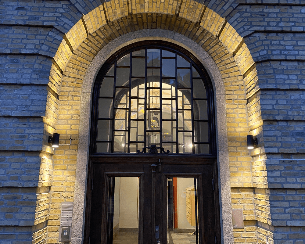 Heron II Noir lampe d’extérieur De Westal - Le luminaire est conçu pour une utilisation en extérieur, mais convient également à une utilisation en intérieur dans les espaces privés et publics.
