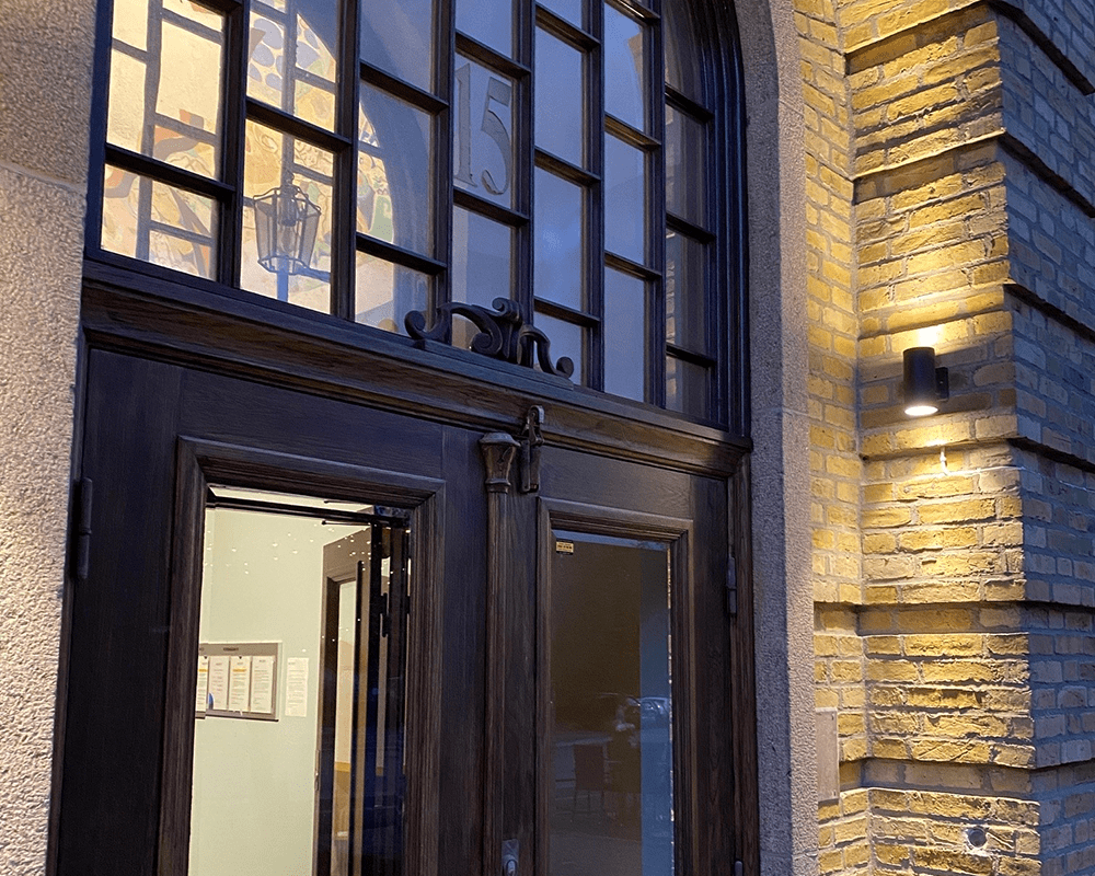 Heron II Noir lampe d’extérieur De Westal - Le luminaire est conçu pour une utilisation en extérieur, mais convient également à une utilisation en intérieur dans les espaces privés et publics.