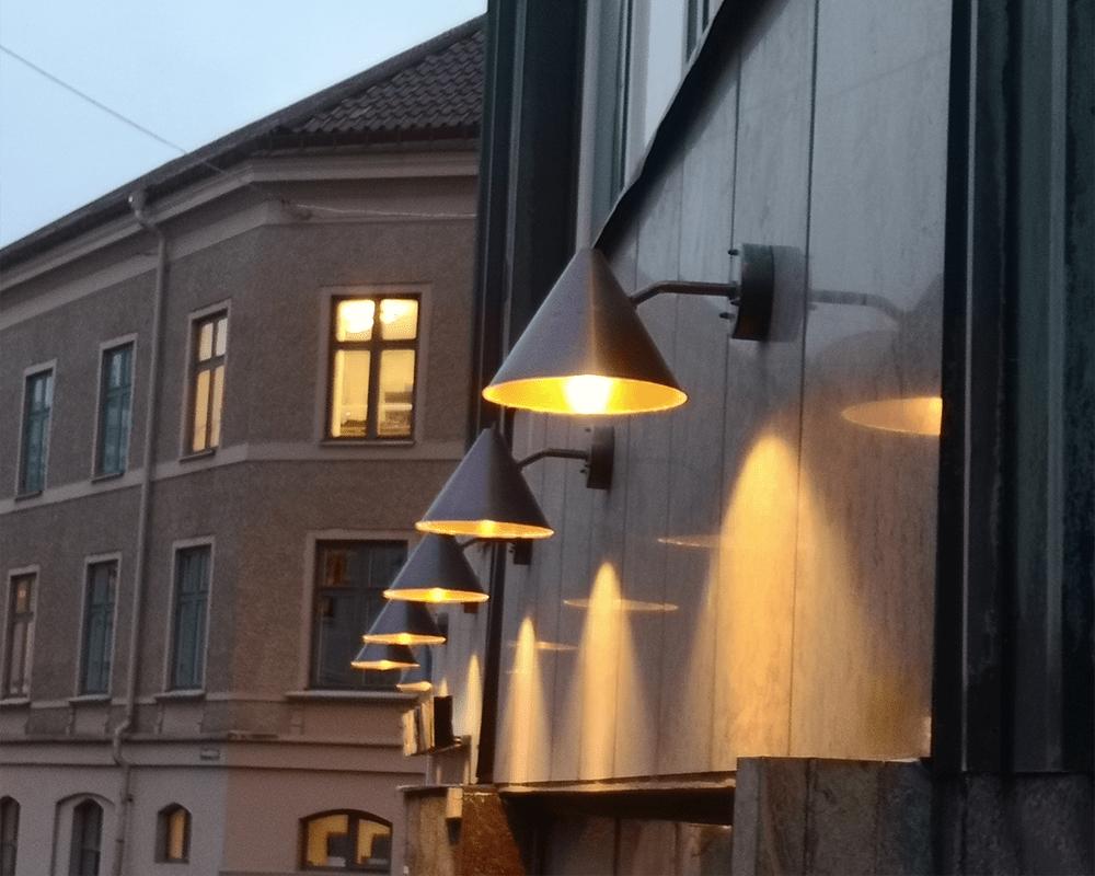 Tratt Cuivre oxydé lampe d’extérieur De Westal - L'applique murale entonnoir est une applique murale orient&eacute;e vers le bas avec un motif lumineux circulaire en cuivre avec une finition oxyd&eacute;e fonc&eacute;e pour une durabilit&eacute; accrue et une longue dur&eacute;e de vie.
