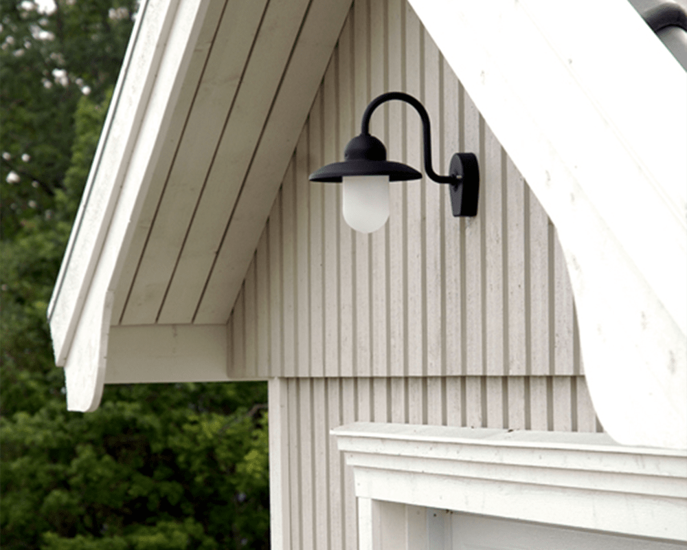 Nisse Noir lampe d’extérieur De Westal - Son abat-jour en verre dépoli assure une diffusion optimale de la lumière et crée une ambiance chaleureuse aux entrées, en façade ou sur les terrasses.