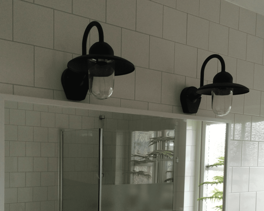 Nisse Cuivre oxydé lampe d’extérieur De Westal - Son abat-jour en verre transparent assure une diffusion optimale de la lumière et crée une ambiance chaleureuse aux entrées, sur les façades ou les terrasses.