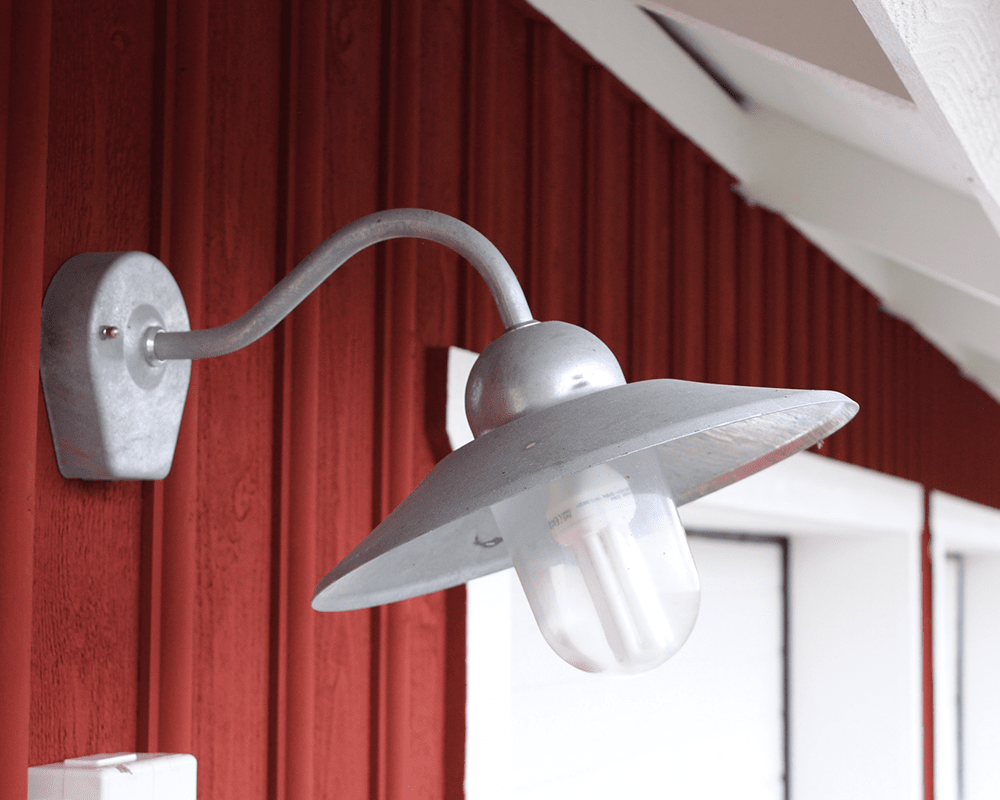 Stall Acier galvanisé lampe d’extérieur De Westal - La partie arri&egrave;re dispose de deux entr&eacute;es et sorties et d'un bornier &agrave; connexion rapide.
