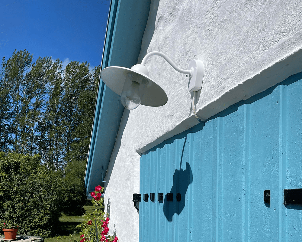 Stall Blanc lampe d’extérieur De Westal - La partie arrière dispose de deux entrées et sorties et d'un bornier à connexion rapide.