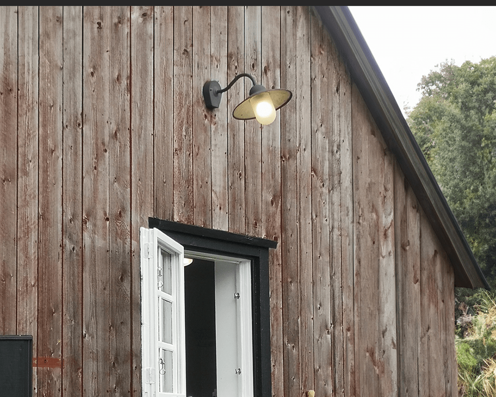 Stall Noir lampe d’extérieur De Westal - La partie arrière dispose de deux entrées et sorties et d'un bornier à connexion rapide.