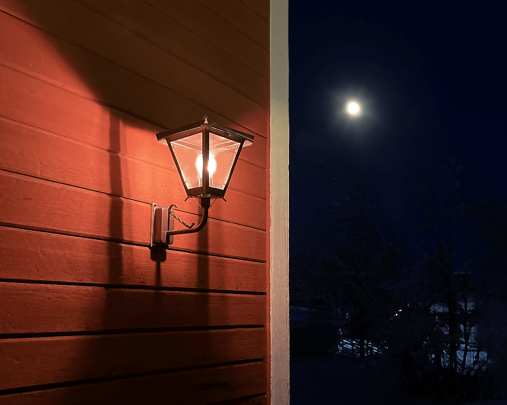 Gustav upp Noir lampe d’extérieur De Westal - Choisissez entre une lanterne orient&eacute;e vers le haut ou vers le bas dans une finition peinte et r&eacute;sistante &agrave; la rouille ou en cuivre magnifiquement oxyd&eacute;.