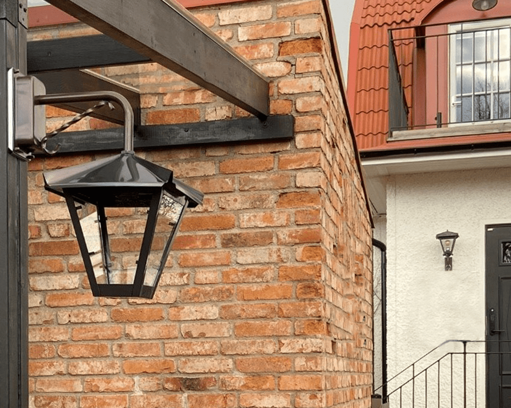 Gustav ned Cuivre oxydé lampe d’extérieur De Westal - Choisissez entre une lanterne orientée vers le haut ou vers le bas dans une finition peinte et résistante à la rouille ou en cuivre magnifiquement oxydé.