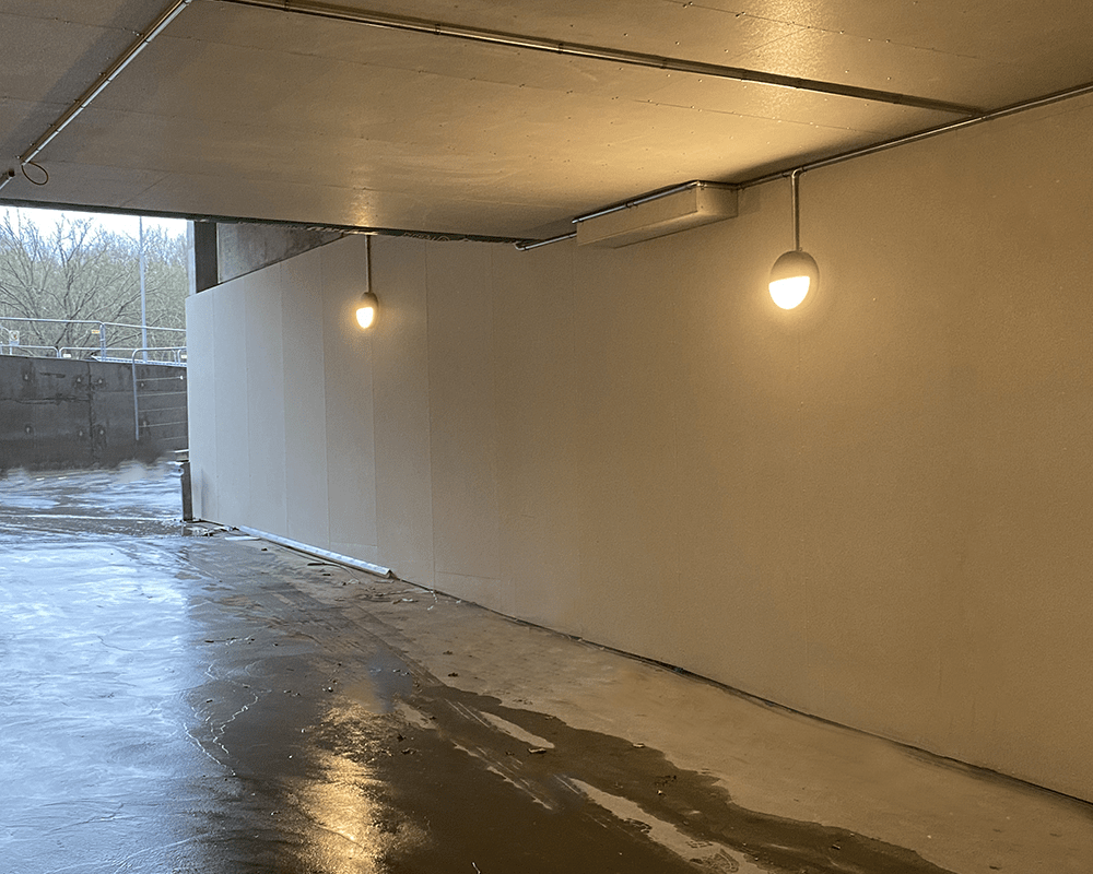 Diploma halv Noir lampe d’extérieur De Westal - À l'arrière se trouvent deux entrées et sorties ainsi que des borniers à connexion rapide pour une connexion facile.