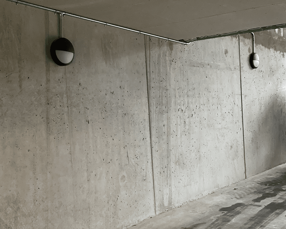 Diploma halv Noir lampe d’extérieur De Westal - À l'arrière se trouvent deux entrées et sorties ainsi que des borniers à connexion rapide pour une connexion facile.
