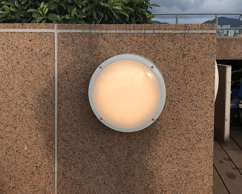 Diploma hel Blanc lampe d’extérieur De Westal - À l'arrière se trouvent deux entrées et sorties ainsi que des borniers à connexion rapide pour une connexion facile.