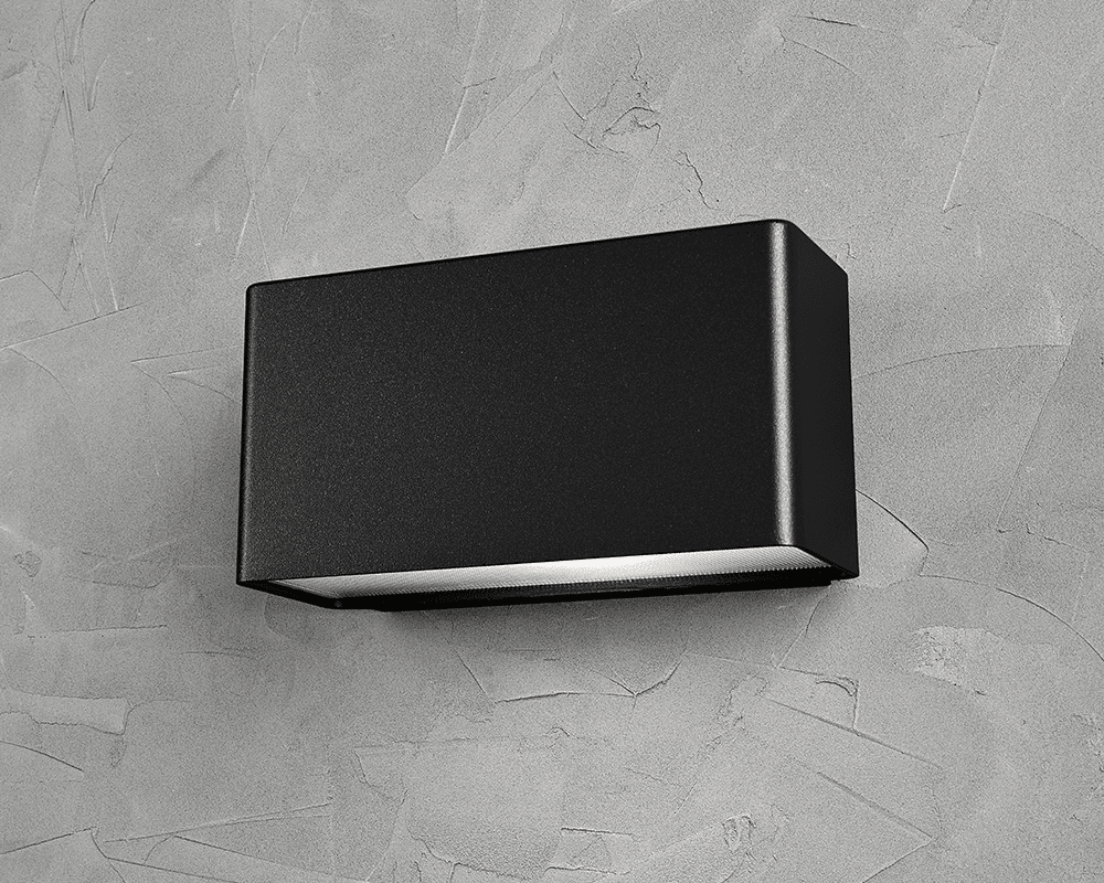 Jubilar II Noir lampe d’extérieur De Westal - La lampe convient à une utilisation intérieure et extérieure et possède un indice de protection IP44, elle peut donc être utilisée dans les espaces privés et publics.