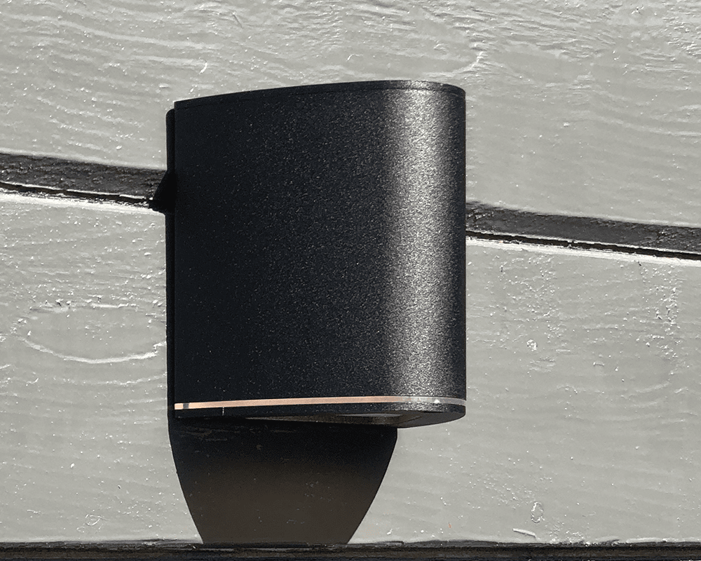 Trius I Noir lampe d’extérieur De Westal - Bornier à connexion rapide et doubles débouchures pour câbles externes et routage.