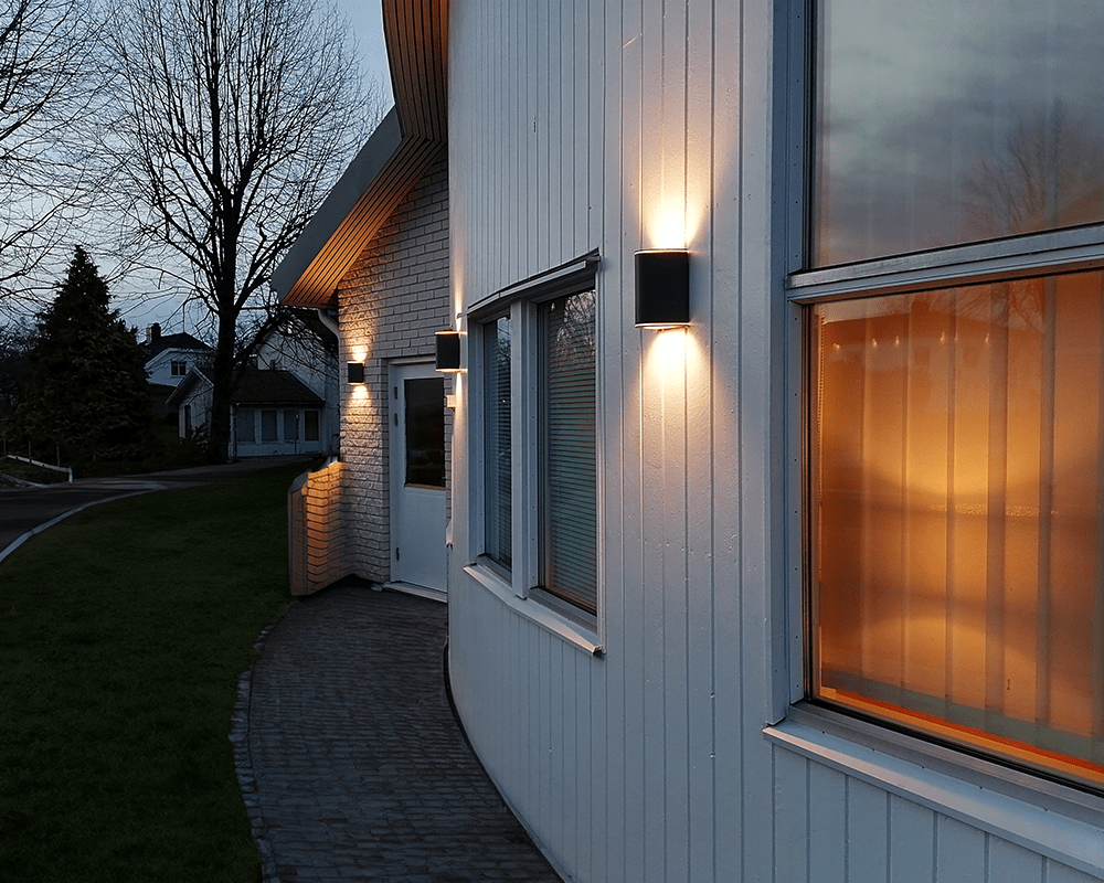 Trius II Noir lampe d’extérieur De Westal - Equipé d'une soupape d'égalisation de pression pour éviter la condensation dans le raccord.