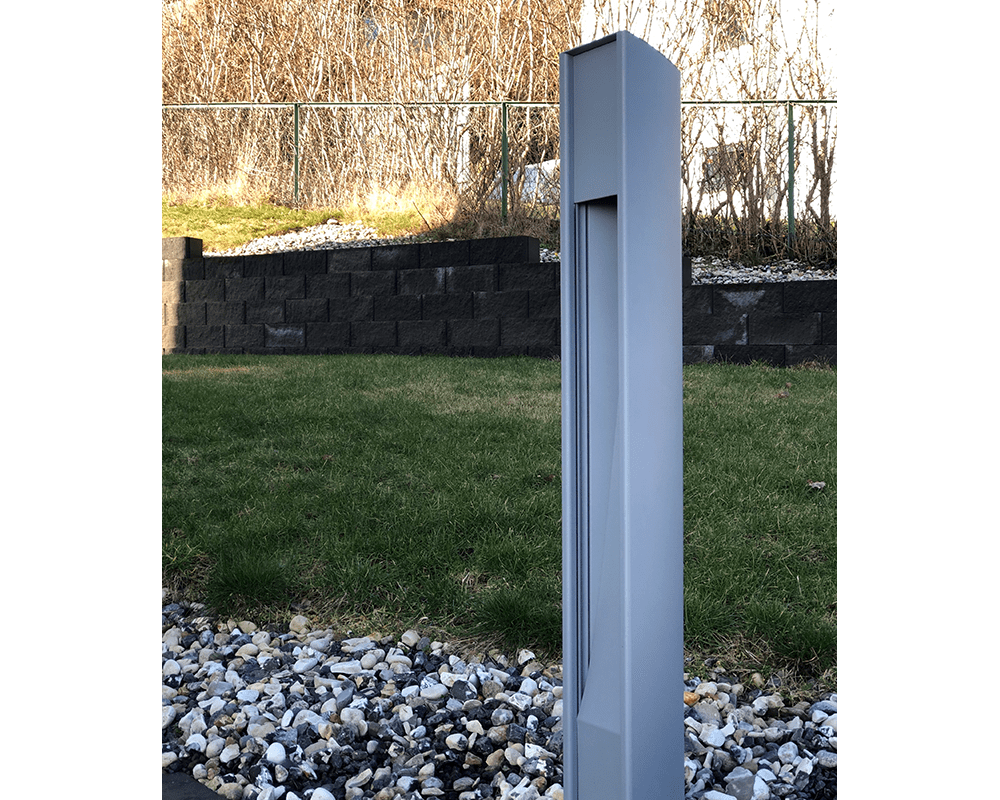 Trius 100cm Gris bornes De Westal - En accessoires, il existe des marqueurs pour l'encastrement dans le b&eacute;ton ainsi qu'un adaptateur de fondation pour l'installation dans des fondations de 108 mm.