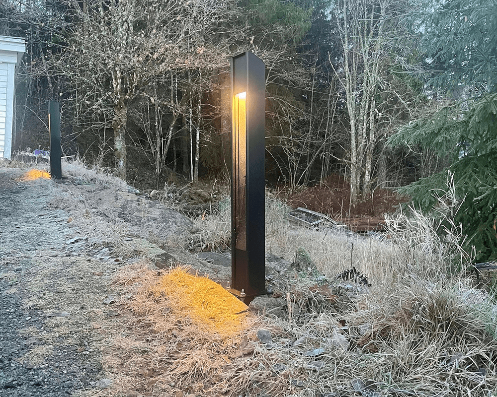 Trius 100cm Anthracite bornes De Westal - En accessoires, il existe des marqueurs pour l'encastrement dans le béton ainsi qu'un adaptateur de fondation pour l'installation dans des fondations de 108 mm.
