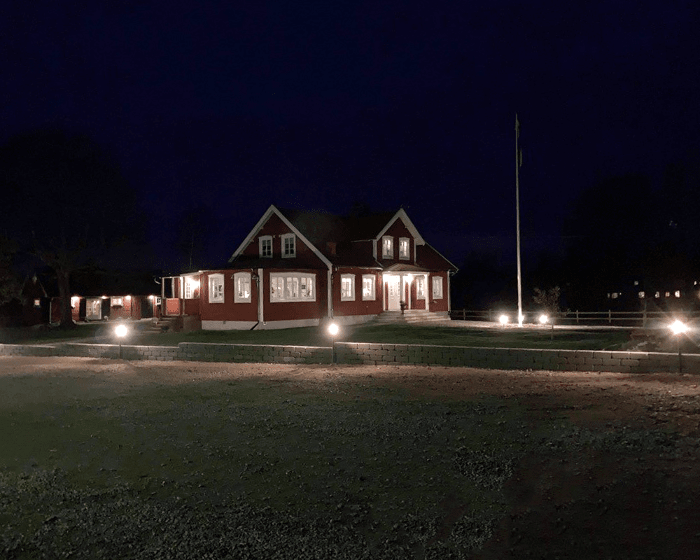 Tellus 145cm Noir bornes De Westal - Tellus est une série de luminaires qui confèrent des caractères différents à la villa, à l'immeuble ou à la maison de vacances selon la conception.